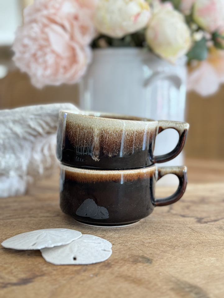 SET OF VINTAGE SMALL MUGS / STONEWARE