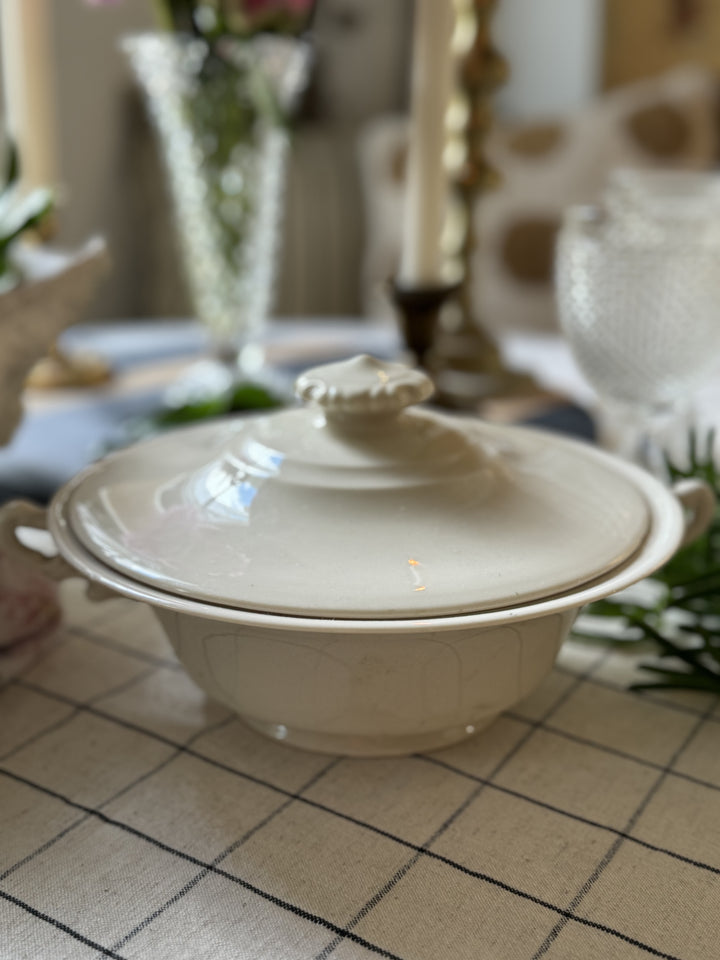 WHITE BOWL WITH LID